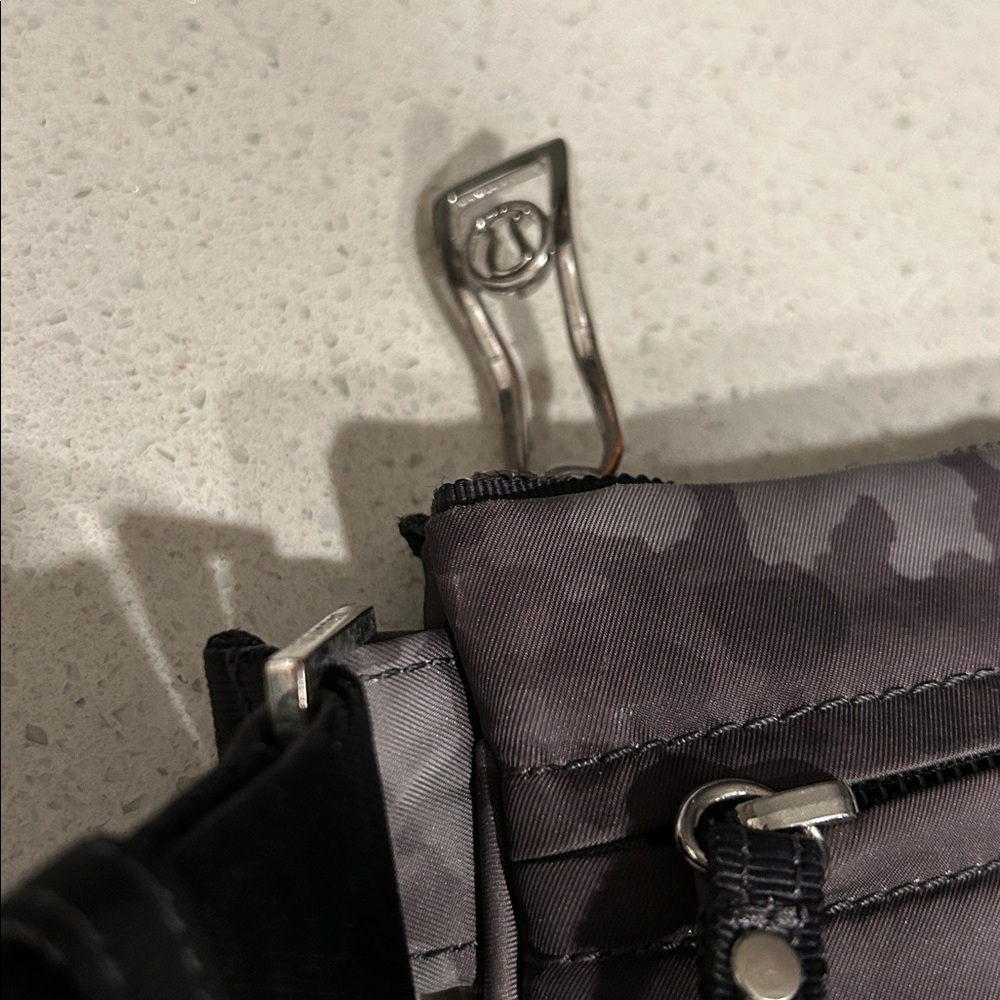 Lululemon Everywhere Camo Belt Bag - Picture 4 of 14